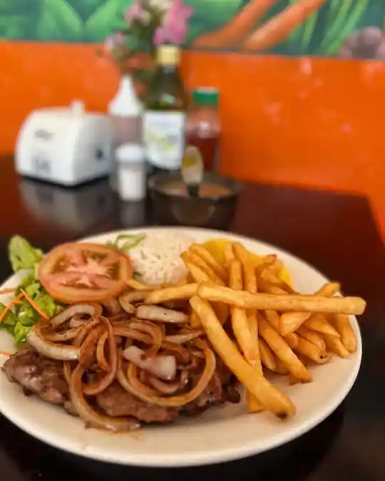 Prato feito no Restaurante Dona Tereza em Dunas de Itaúnas — filé com fritas