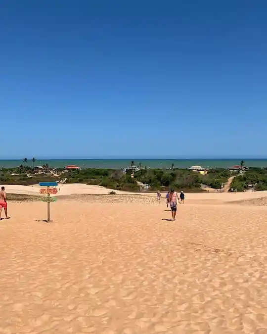 Vista das dunas de Itaúnas e da vila soterrada