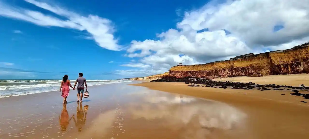 Praia Costa Dourada com falésias na Bahia, a cerca de 28 km de Dunas de Itaúnas